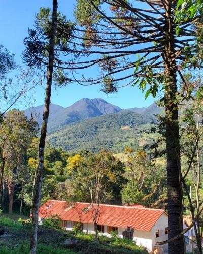 Pemandangan gunung umum atau pemandangan gunung yang diambil dari asrama