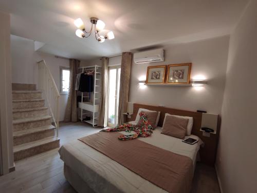 sypialnia z łóżkiem w pokoju ze schodami w obiekcie Taormina House w Taominie