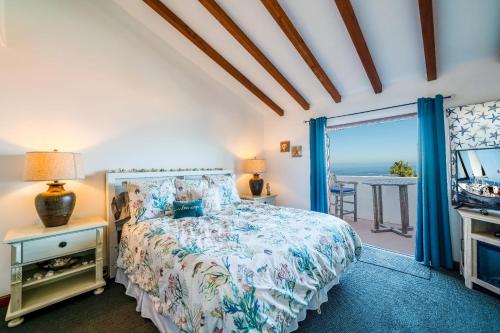 A bed or beds in a room at Gorgeous Oceanfront Villa With Panoramic Views