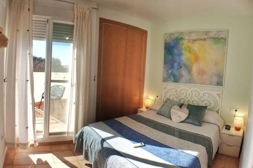 Un pat sau paturi într-o cameră la Bonrepòs Palm Beach casa adosada en la playa