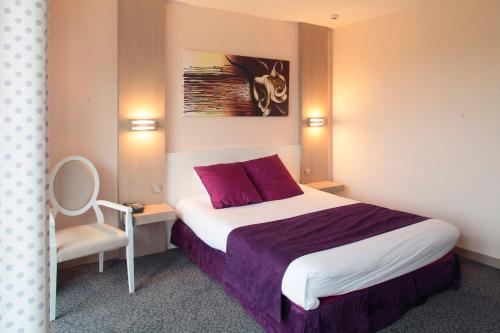 Posteľ alebo postele v izbe v ubytovaní Domaine du Revermont - Logis Hotel