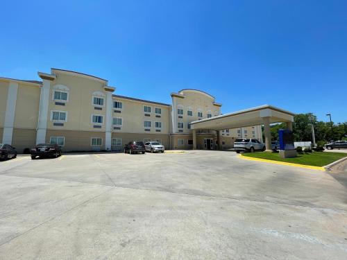 a large building with cars parked in a parking lot at Quality Inn & Suites Ardmore in Ardmore