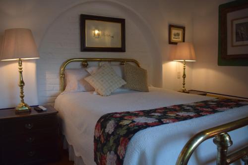a bedroom with a bed with two lamps on it at Sanbernabé tres in Guanajuato