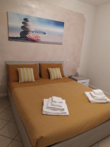 een slaapkamer met een bed met twee handdoeken erop bij nido di dafne in Provaglio d'Iseo