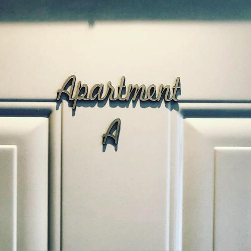 Sijil, anugerah, tanda atau dokumen lain yang dipamerkan di Apartment A