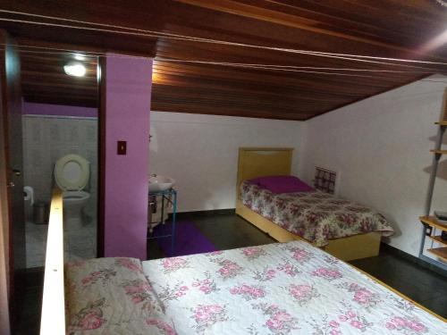 um quarto com duas camas num quarto em Mansão Adonai nas Cachoeiras de Penedo em Penedo