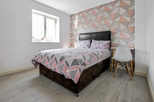 a bedroom with a bed and a desk and a chair at Pink Sapphire Double Room with En-suite & Wifi in Derby