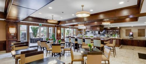 En restaurant eller et andet spisested på Ayres Hotel & Spa Moreno Valley/Riverside
