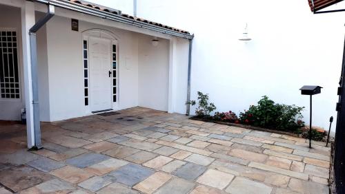 a patio in front of a white house at Dikasa Alugue Temporada in Ouro Preto