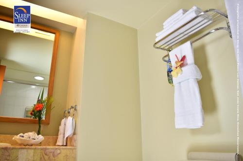 Kylpyhuone majoituspaikassa Sleep Inn Hotel Paseo Las Damas