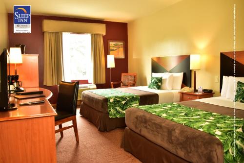 En eller flere senge i et værelse på Sleep Inn Hotel Paseo Las Damas