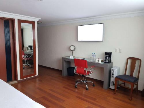 a room with a desk and a red chair at Best Western Plus Gran Marques in Toluca