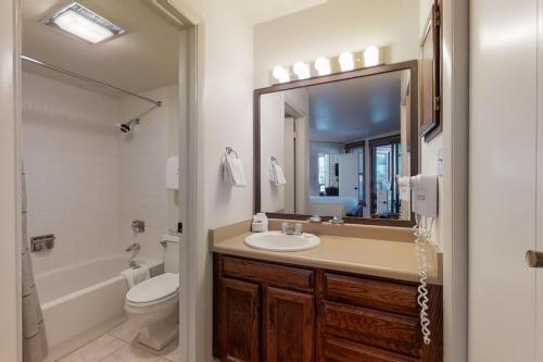 A bathroom at Lodge at Steamboat B303