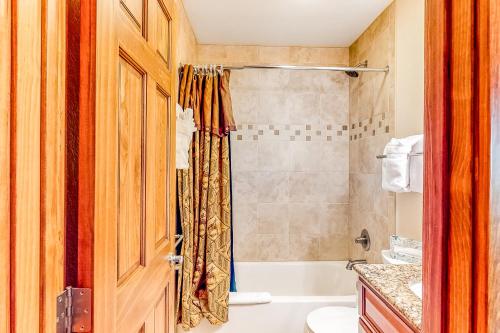 A bathroom at Lodge at Steamboat C301