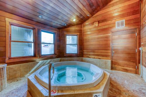 una vasca idromassaggio in una stanza con pareti in legno di Lodge at Steamboat B106 a Steamboat Springs