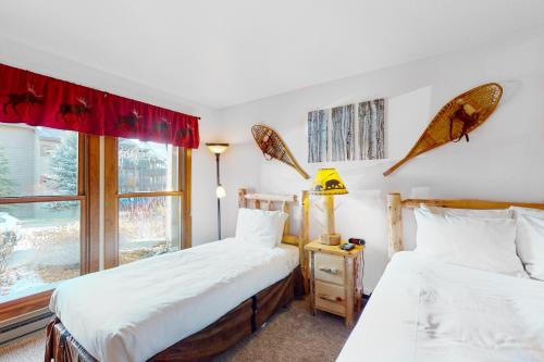 Tempat tidur dalam kamar di Lodge at Steamboat B106
