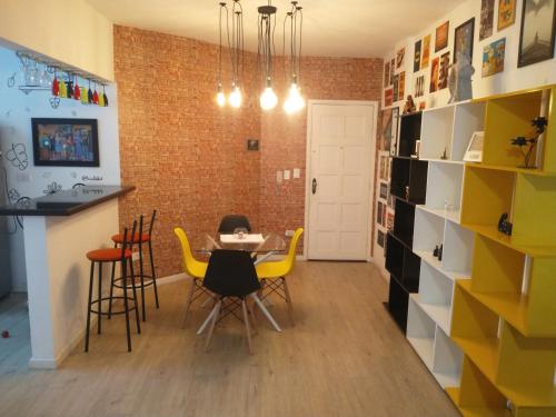 ein Esszimmer und eine Küche mit Tisch und Stühlen in der Unterkunft O Canto do Forte - Praia Grande in Praia Grande