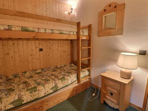 Bunk bed o mga bunk bed sa kuwarto sa Appartement Méribel, 2 pièces, 4 personnes - FR-1-182-232