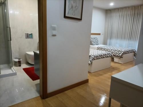 Cet appartement comprend une chambre avec un lit et une salle de bains. dans l'établissement Casa de Coelhosa, à Vale de Cambra