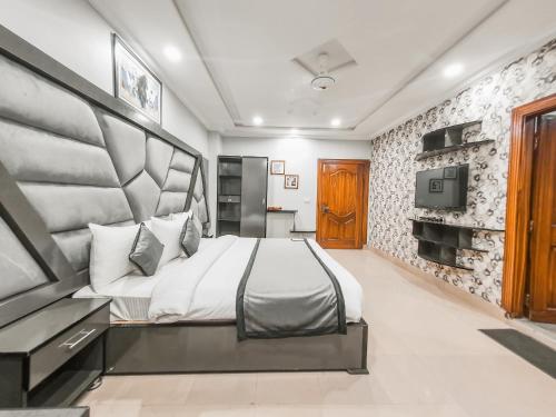 TV a/nebo společenská místnost v ubytování Hotel Crown Inn Multan