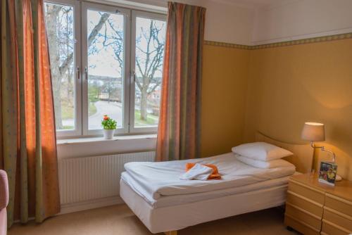 a small bedroom with a bed and a window at STF Sigtuna Vandrarhem in Sigtuna