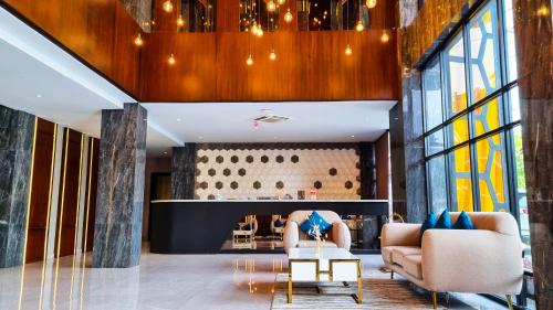 a lobby with a couch and a table at Hotel Rasamala in Geutieue