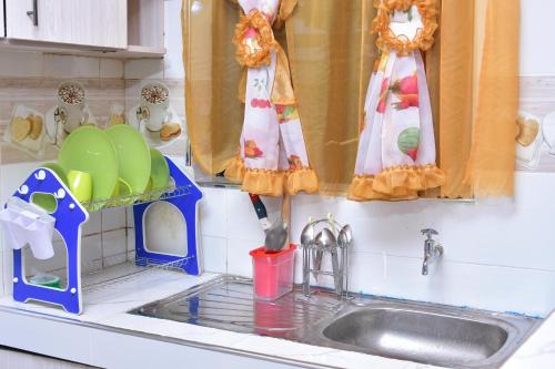 encimera con fregadero y utensilios de cocina en Amber Apartments G1 Kitengela, en Athi River