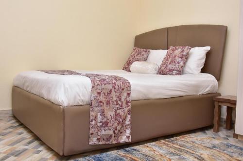 Un pat sau paturi într-o cameră la Amber Apartments G1 Kitengela