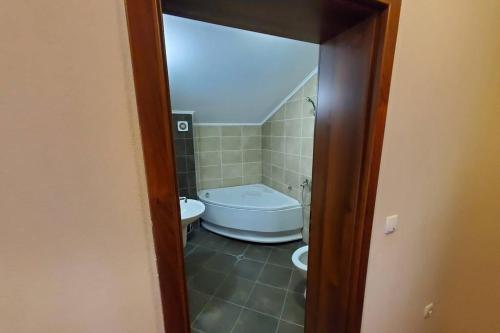 Bathroom sa Двете къщи в планината