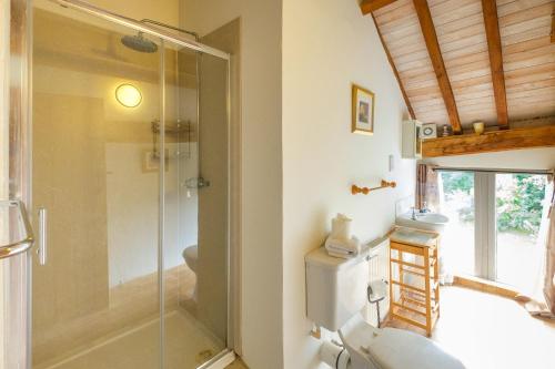 Bathroom sa Old Hall Barn - Aldeburgh Coastal Cottages