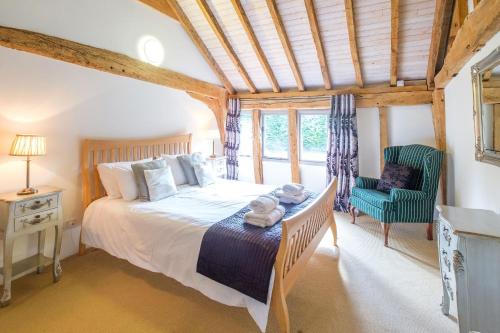 Postel nebo postele na pokoji v ubytování Old Hall Barn - Aldeburgh Coastal Cottages