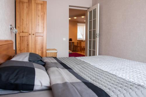 ein Schlafzimmer mit einem großen Bett in einem Zimmer in der Unterkunft Apartament Amber, Liepāja in Liepāja