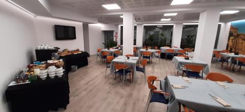 a dining room with tables and chairs and tablesktop at Hotel Azahar in Murcia