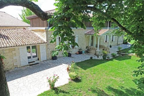 een buitenaanzicht van een huis met een tuin bij Domaine de Garat in Floirac