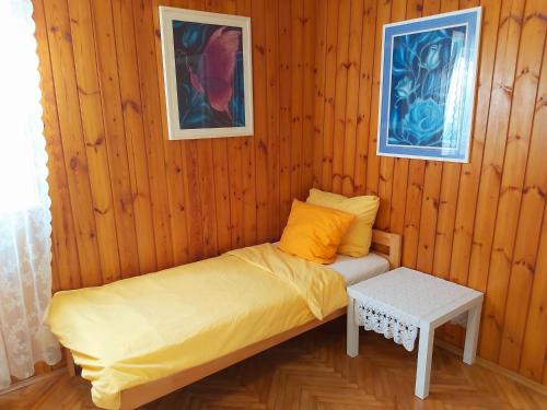 Pokój z łóżkiem w drewnianej ścianie w obiekcie Apartments Gabriel w Nin