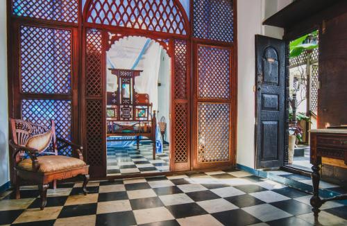 un ingresso a una camera con pavimento a scacchi di Emerson on Hurumzi a Zanzibar City
