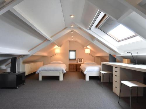Un pat sau paturi într-o cameră la Riverside holiday home near Amsterdam
