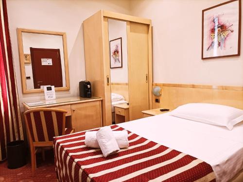Hotel Fiorella Milano tesisinde bir odada yatak veya yataklar