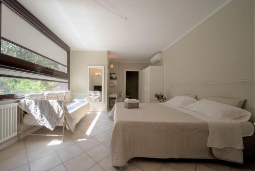 1 dormitorio con cama grande y ventana grande en BED in BO Saragozza en Bolonia