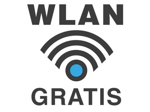 un panneau indiquant que wann accorde des subventions avec un symbole Wi-Fi dans l'établissement Grünstrand, à Travemünde