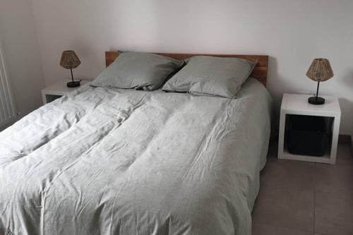 Katil atau katil-katil dalam bilik di Bel appartement dans residence de standing neuve