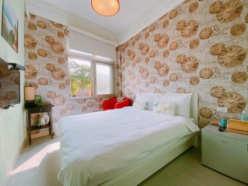 1 dormitorio con 1 cama blanca grande en una habitación en 夕說淡水民宿 en Danshui