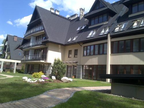 duży dom z czarnym dachem w obiekcie Apartament VIP w Zakopanem