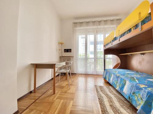 1 dormitorio con litera y escritorio en CIT MA BEL, en Cuneo