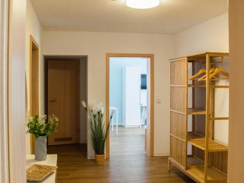 una sala de estar vacía con una habitación con un estante de libros en geräumige Ferienwohnung in Kindelbrück für bis zu 4 Personen - barriefrei, en Kindelbrück