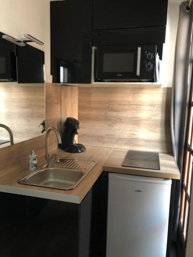 Kjøkken eller kjøkkenkrok på Beau studio meublé refait a neuf avec vue superbe