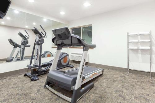 Fitness centrum a/nebo fitness zařízení v ubytování Days Inn by Wyndham Missoula Airport