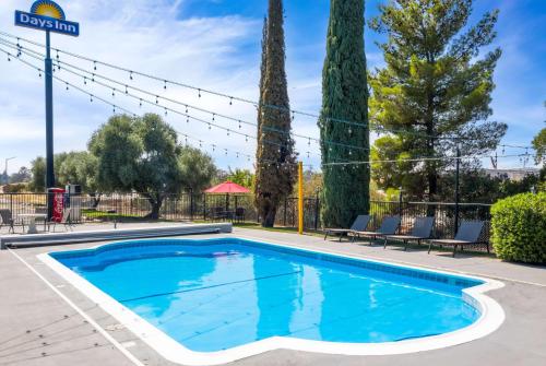 La alberca dentro o cerca de Days Inn by Wyndham Red Bluff