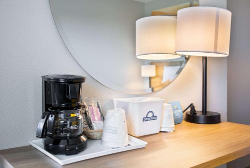 Tetera y cafetera en Days Inn by Wyndham Red Bluff