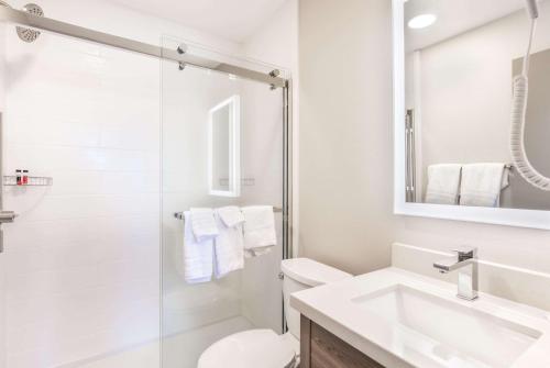 Un baño de Days Inn by Wyndham Red Bluff